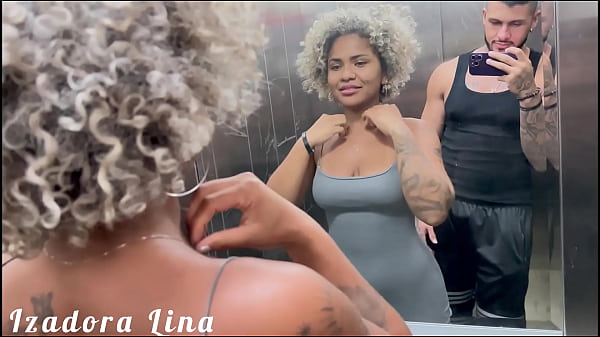 Dei no elevador pro meu vizinho safado que estava afim de comer minha buceta quase fomos pego pela esposa dele