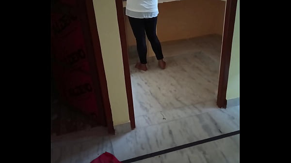 Kitchen me kaam karte hue Bhabhi ki moti gand dekh k hui neeyat kharab !!