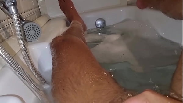 AMATORIALE | INVITO IL MIO FIGLIASTRO A CASA E LUI SI SEGA NELLA MIA VASCA DA BAGNO MOSTRANDOMI IL SUO GROSSO CAZZO – MATRIGNA SPIA FIGLIASTRO